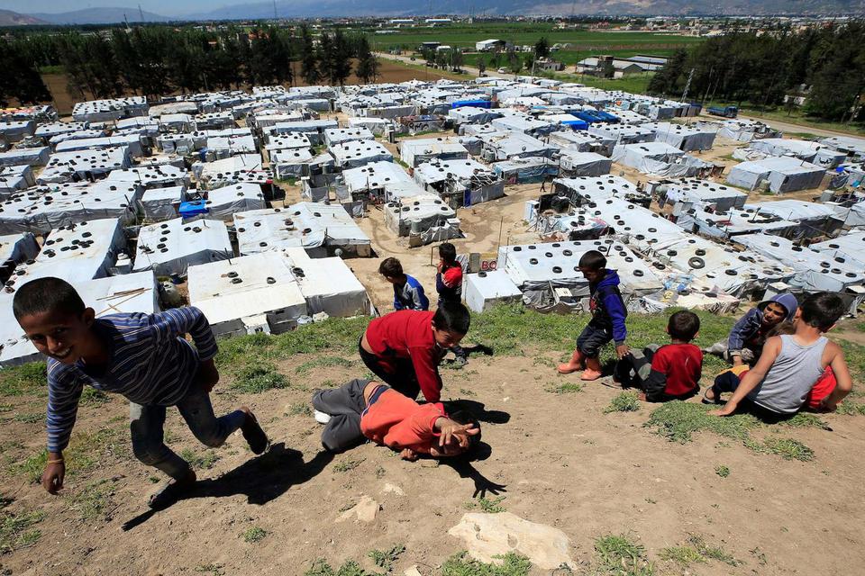 Ali Hashisho Anak-anak pengungsi Suriah bermain bersama, saat Lebanon memperpanjang masa karantina untuk menekan penyebaran penularan virus corona (COVID-19) di kamp pengungsian Suriah di lembah Bekaa, Lebanon, Kamis (7/5/2020). Gambar diambil 7 Mei 2020
