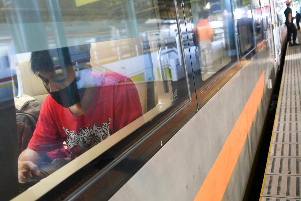 Ilustrasi, penumpang mengenakan masker di dalam gerbong kereta luar biasa (KLB). KAI mewajibkan calon penumpang KLB memiliki SIKM sesuai dengan aturan yang dikeluarkan oleh Pemerintah Provinsi DKI Jakarta.