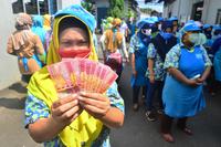 TERIMA UANG THR LEBARAN