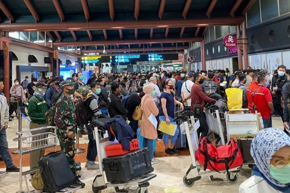 Sejumlah penumpang mengantre di Terminal 2, Bandara Soekarno-Hatta, Tangerang, Banten.