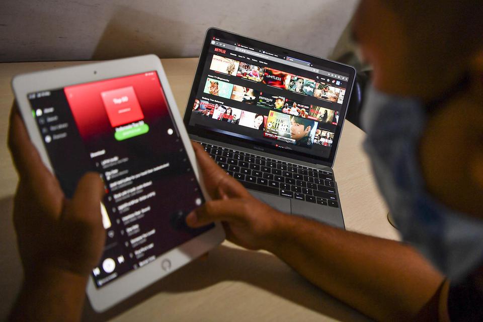 Warga mengakses layanan film daring melalui gawai di Jakarta, Sabtu (16/5/2020). Direktorat Jenderal Pajak (DJP) Kementerian Keuangan (Kemenkeu) akan melakukan pungutan Pajak Pertambahan Nilai (PPN) sebesar 10 persen bagi produk digital impor dalam bentuk
