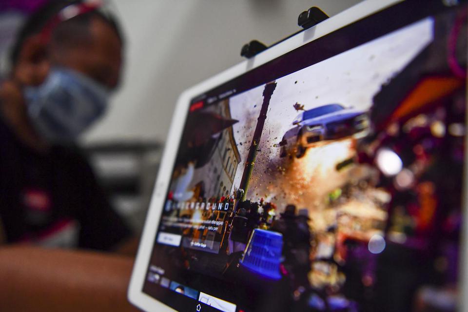 Warga mengakses layanan film daring melalui gawai di Jakarta, Sabtu (16/5/2020). Direktorat Jenderal Pajak (DJP) Kementerian Keuangan (Kemenkeu) akan melakukan pungutan Pajak Pertambahan Nilai (PPN) sebesar 10 persen bagi produk digital impor dalam bentuk