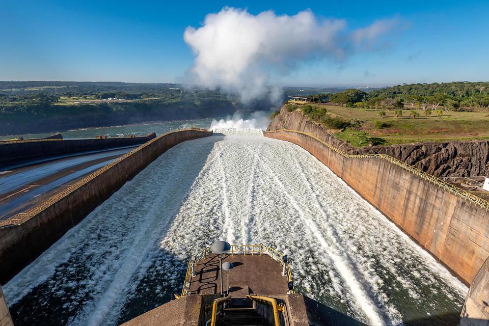Bendungan Itaipu melepaskan air untuk membantu pengiriman gandum Argentina dan Paraguay di Foz do Iguacu, Brazil, Senin (18/5/2020).