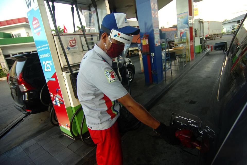Petugas mengisi bahan bakar minyak (BBM) sebuah kendaraan di SPBU Muri, Kabupaten Tegal, Jawa Tengah, Selasa (19/5/2020).