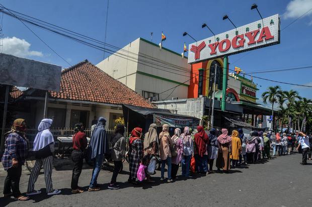 Ratusan pengunjung rela kepanasan saat antre memasuki pusat perbelajaan Yogya Toserba di Kabupaten Ciamis, Jawa Barat, Rabu (20/5/2020). Meski Pemerintah Provinsi Jabar telah memperpanjang Pembatasan Sosial Berskala Besar (PSBB) hingga 29 Mei 2019 dan men