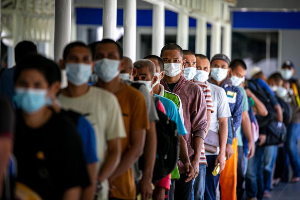 Sejumlah pekerja migran Indonesia (PMI) yang baru tiba antre untuk pengecekan suhu tubuh di Pelabuhan Internasional Batam Centre, Batam, Kepulauan Riau, Kamis (21/5/2020). 