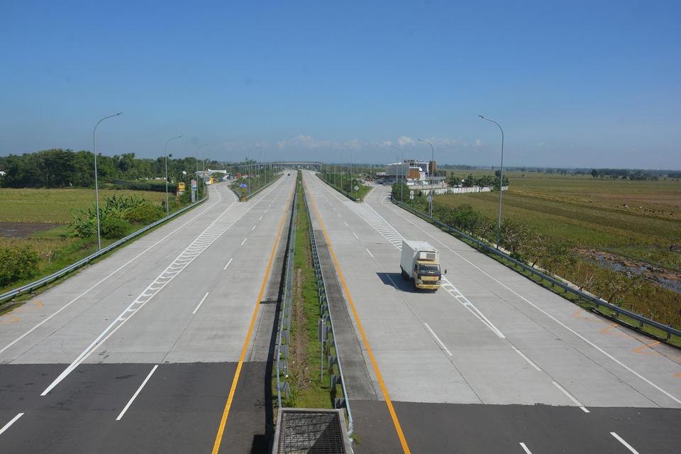 Kendaraan melintas di tol Trans Jawa ruas Jombang-Mojokerto (Jomo) yang melintas di Desa Kedungmlati, Kecamatan Kesamben, Kabupaten Jombang, Jawa Timur, Sabtu (23/5/2020).