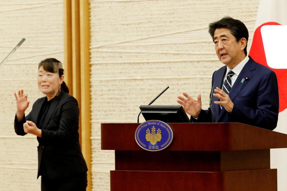Kim Kyung-Hoon/Pool Perdana Menteri Jepang Shinzo Abe berbicara dalam sebuah konferensi pers tentang respon Jepang terhadap penyakit virus korona (COVID-19) di Tokyo, Jepang, Senin (25/5/2020).