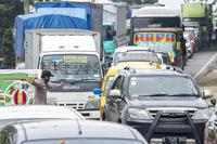 PENYEKATAN ARUS BALIK PEMUDIK DI PERBATASAN KARAWANG-BEKASI