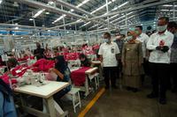 MENPERIN TINJAU PENERAPAN PROTOKOL KESEHATAN DI PABRIK GARMEN