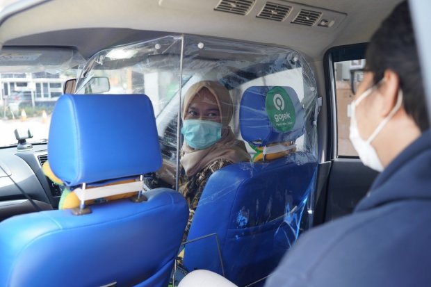 Bersiap New Normal, Gojek Pasang Sekat Pelindung di Armada GoCar