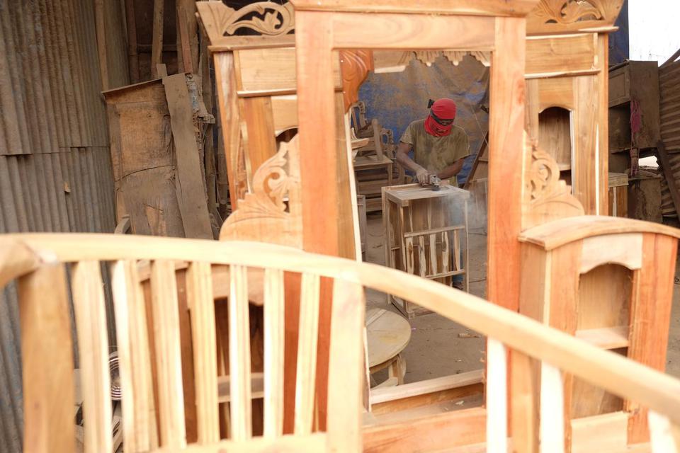 Pekerja membuat perabot furnitur di Pasar Mebel Bibis, Solo, Senin (1/6/2020). Pengusaha mebel setempat mengaku penjualan berbagai perabot furnitur turun hingga 60 persen selama masa pandemi COVID-19, meskipun telah berusaha memasarkan produk secara darin