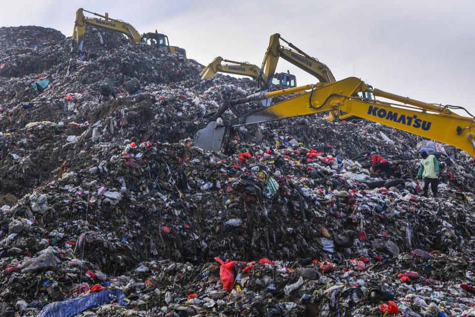 Menteri Lingkungan Hidup (LH) Hanif Faisol Nurofiq akan mengeluarkan aturan tentang pengelolaan sampah rumah tangga hingga industri makanan dan minuman untuk mengatasi masalah sampah di Jakarta.