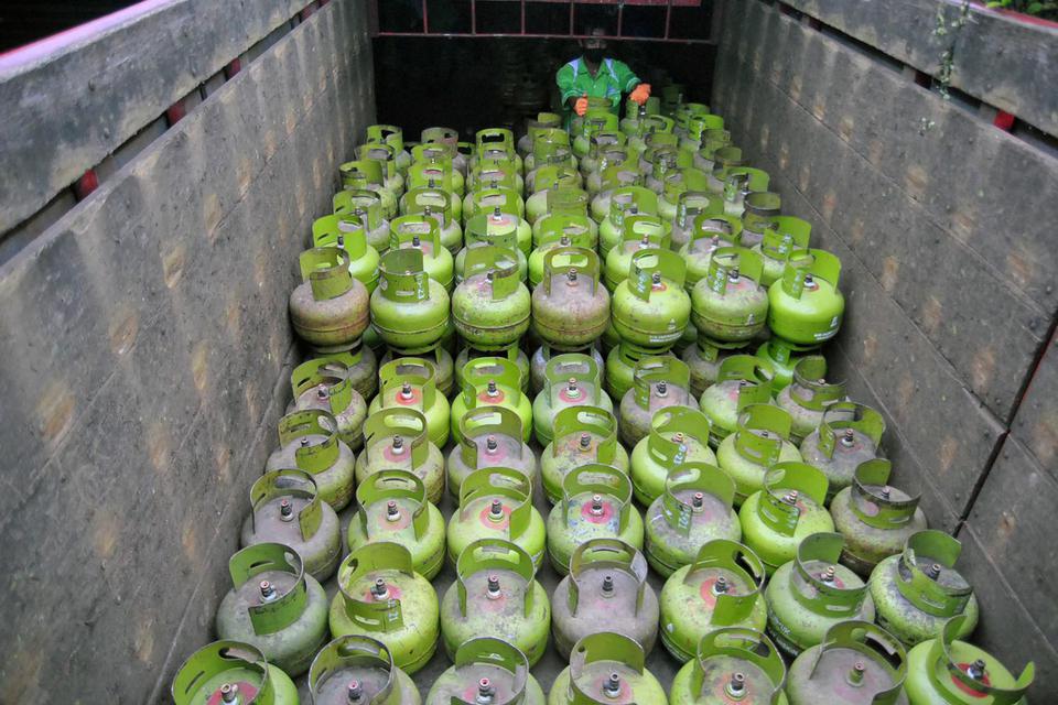 Pekerja mengangkat tabung elpiji 3 kilogram ke dalam truk di Pangkalan LPG Pertamina, Kampung Baru RT 05/07, Desa Sukamakmur, Ciomas, Kabupaten Bogor, Jawa Barat, Senin (1/6/2020).