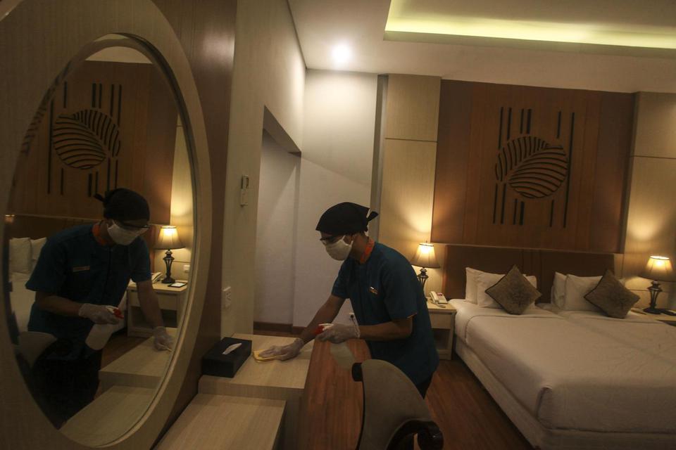 Ilustrasi, pekerja membersihan kamar dengan disinfektan. Perhimpunan Hotel dan Restoran Indonesia (PHRI) menyebutkan, tingkat okupansi hotel di akhir pekan naik 30% pada fase transisi PSBB.