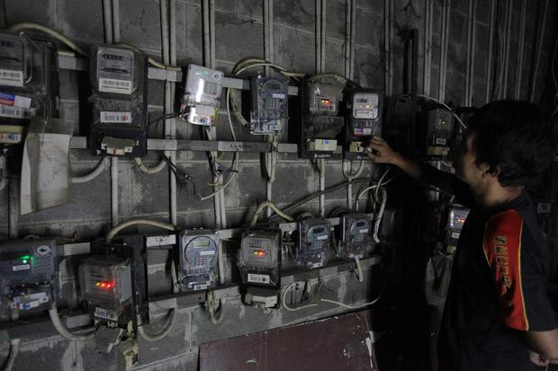 Warga memeriksa meteran listrik di kompleks rumah susun (Rusun) Petamburan, Jakarta, Minggu (7/6/2020). PLN memberi angsuran bagi pelanggan yang mengalami kenaikan tagihan listrik lebih 20% di Juni. Bagamana cara mengangsurnya?