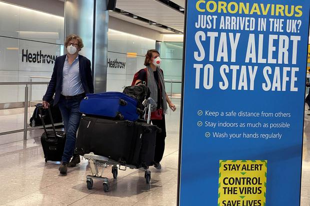 Toby Melville Penumpang tiba di Bandara Heathrow, saat Britain mengumumkan karantina selama 14 hari untuk kedatangan internasional, menyusul penyebaran penyakit virus korona (COVID-19) di London, Britain, Senin (8/6/2020).