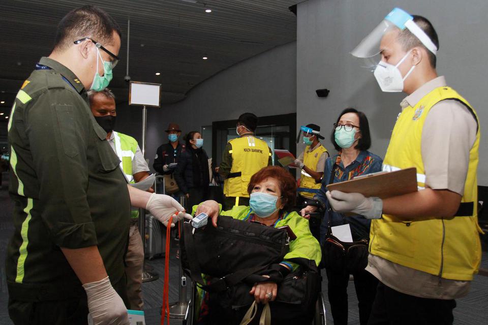 Petugas KKP Klas 1 Bandara Soetta melakukan pemeriksaan kesehatan penumpang yang baru saja mendarat dari luar negeri di Terminal 3 Bandara Soekarno Hatta, Tangerang, Banten, Senin (8/6/2020). 