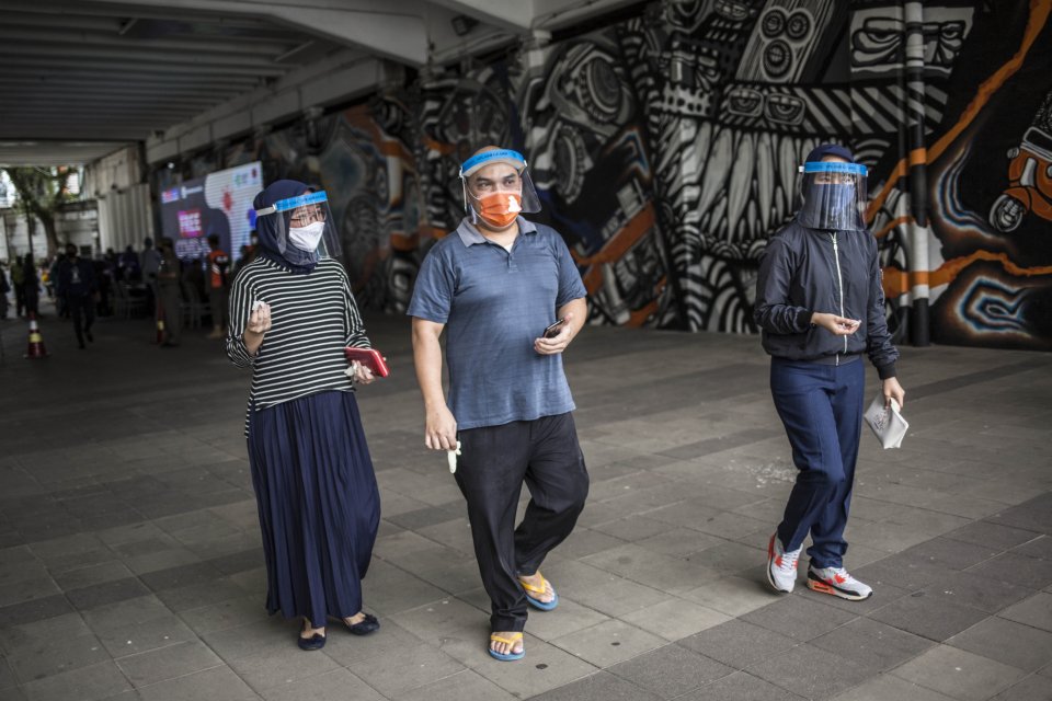 Sejumlah pekerja menggunakan pelindung wajah berjalan keluar dari Stasiun KRL Sudirman, Jakarta Pusat, Senin (8/6/2020). Pemerintah membuat protokol selama normal baru agar tetap mengakomodasi penerapan 8 jam kerja yang telah berjalan seabad. Dibagi ke d