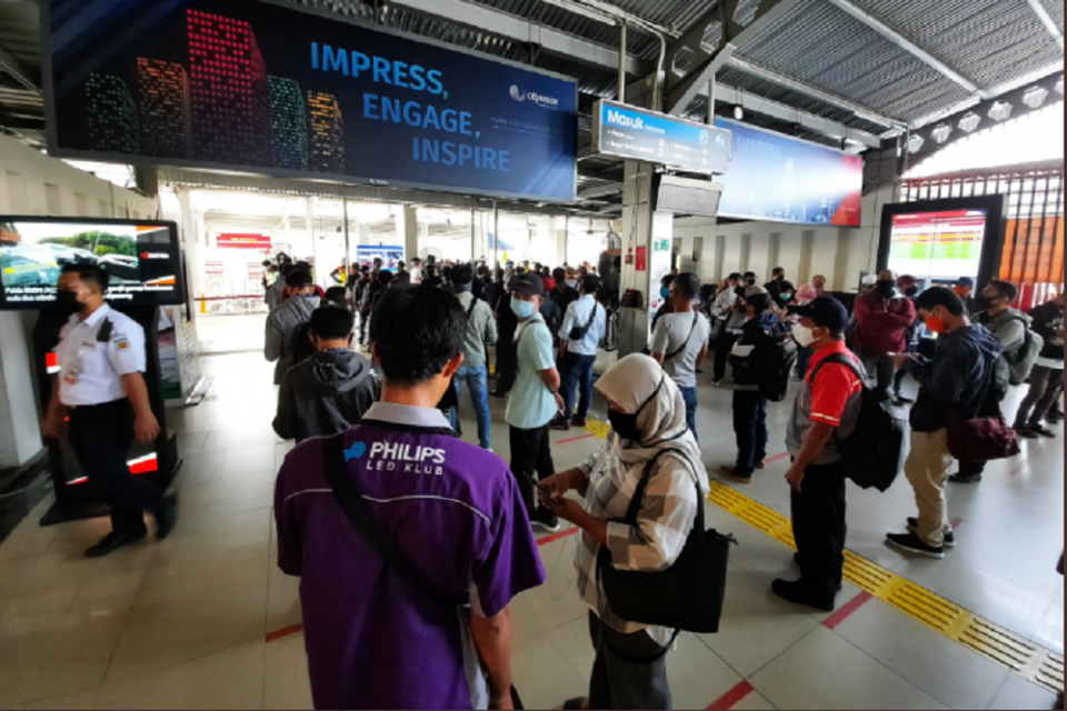 Transisi PSBB Dimulai, Penumpang KRL Kembali Menumpuk di Stasiun Bogor.
