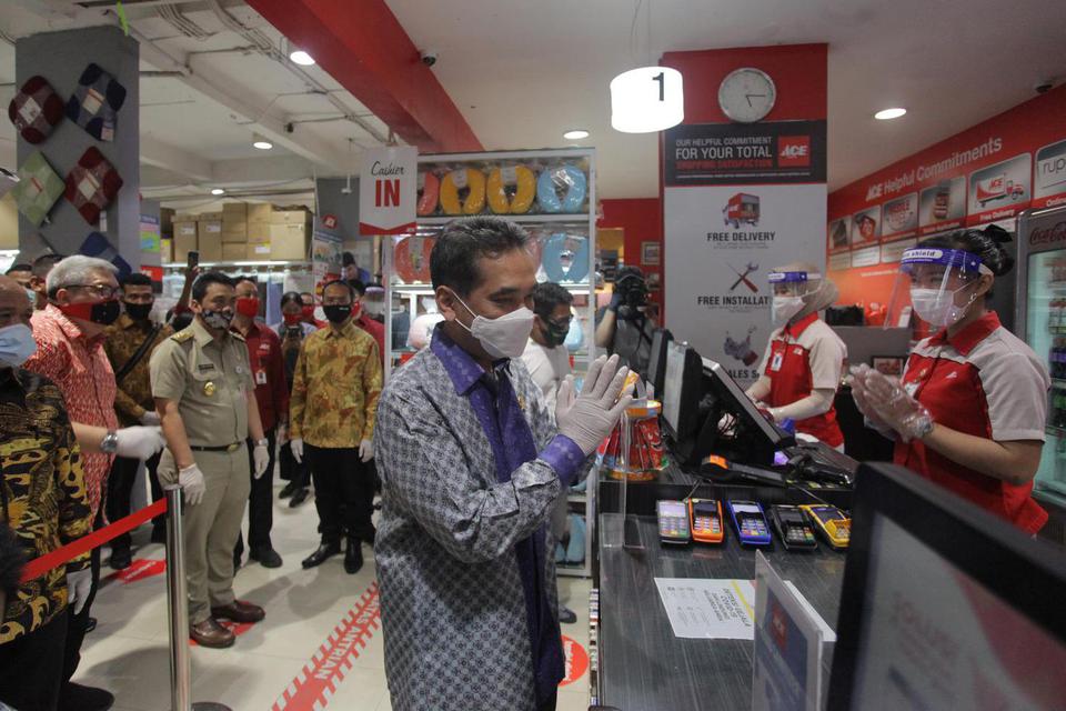 Ilustrasi, Menteri Perdagangan Agus Suparmanto mengunjungi gerai Ace Hardware. Di tengah pandemi corona, Ace Hardware tetap ekspansi dan telah membuka gerai baru ke-10 tahun ini di Depk, Jawa Barat.