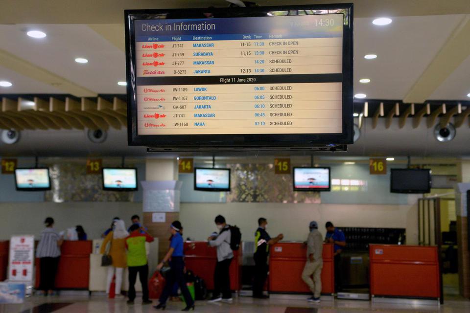 Aktivitas penumpang tampak lengang di loket check in Bandara Sam Ratulangi, Manado, Sulawesi Utara, Rabu (10/6/2020). 