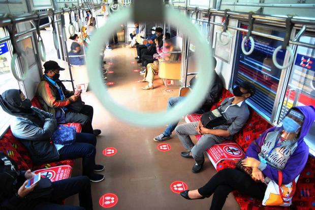 Mengobrol dan Makan di Kendaraan Umum Berisiko Penularan Corona