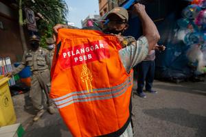 PENINDAKAN PELANGGAR PSBB DI PASAR JATINEGARA