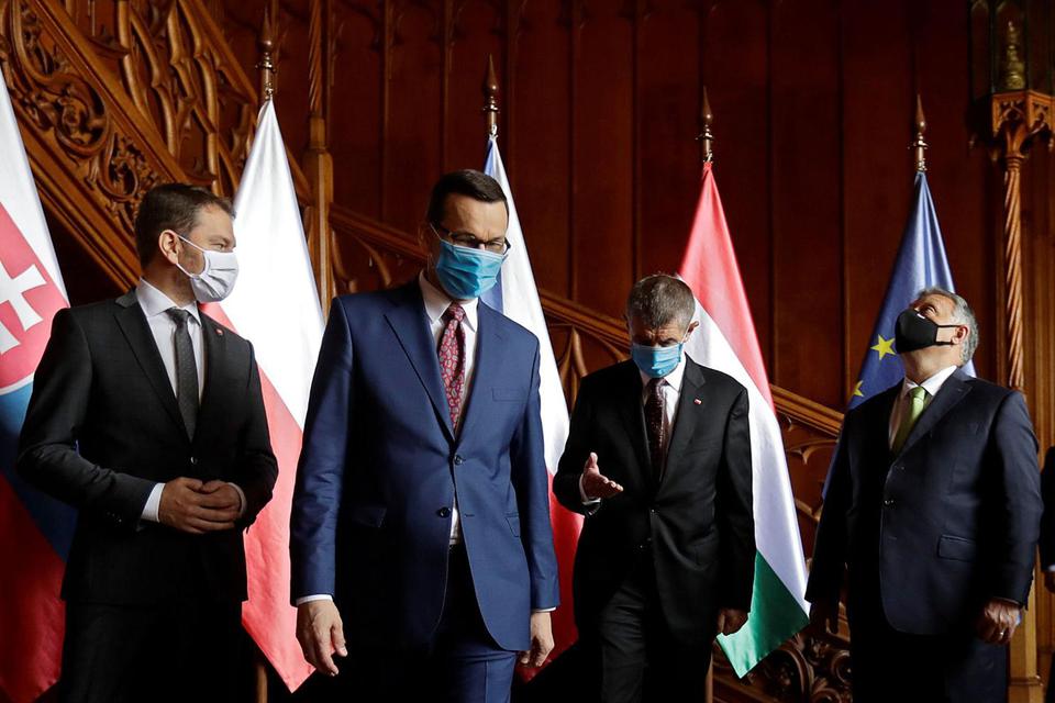 David W Cerny Perdana Menteri Slovakia Igor Matovic, Perdana Menteri Polandia Mateusz Morawiecki, Perdana Menteri Republik Ceko Andrej Babis dan Perdana Menteri Hungaria Viktor Orban memakai masker pelindung saat mereka berfoto bersama dalam konfere