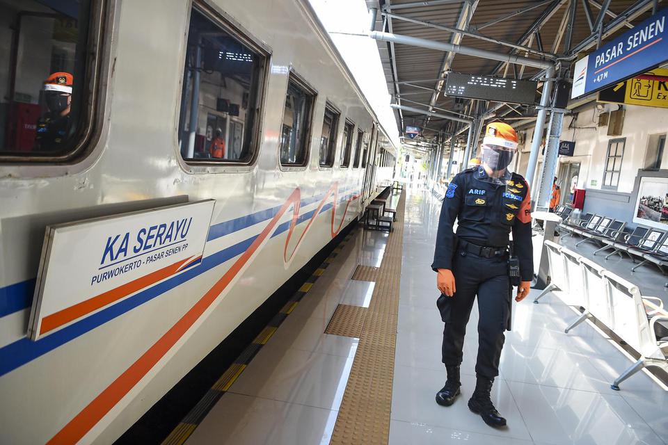 Ilustrasi, kereta api. PT Kereta Api Indonesia memperkirakan laba bersih turun 75% akibat penghentian sementara dan pembatasan operasional imbas pandemi corona.