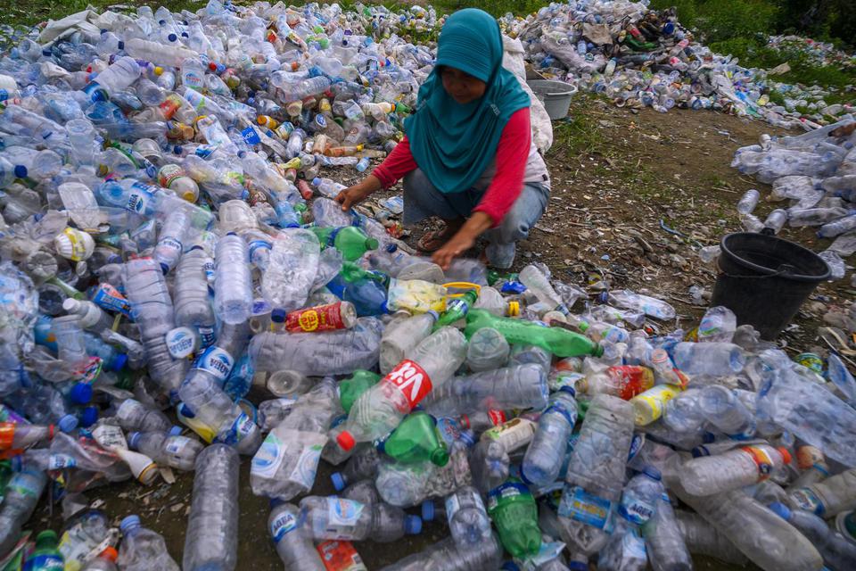 Seorang pekerja memilah limbah botol plastik berdasarkan jenisnya di Kelurahan Pengawu, Palu, Sulawesi Tengah, Jumat (12//6/2020). Plastik termasuk limbah anorganik, yaitu limbah yang berasal bukan dari makhluk hidup sehingga tidak dapat diuraikan oleh mi