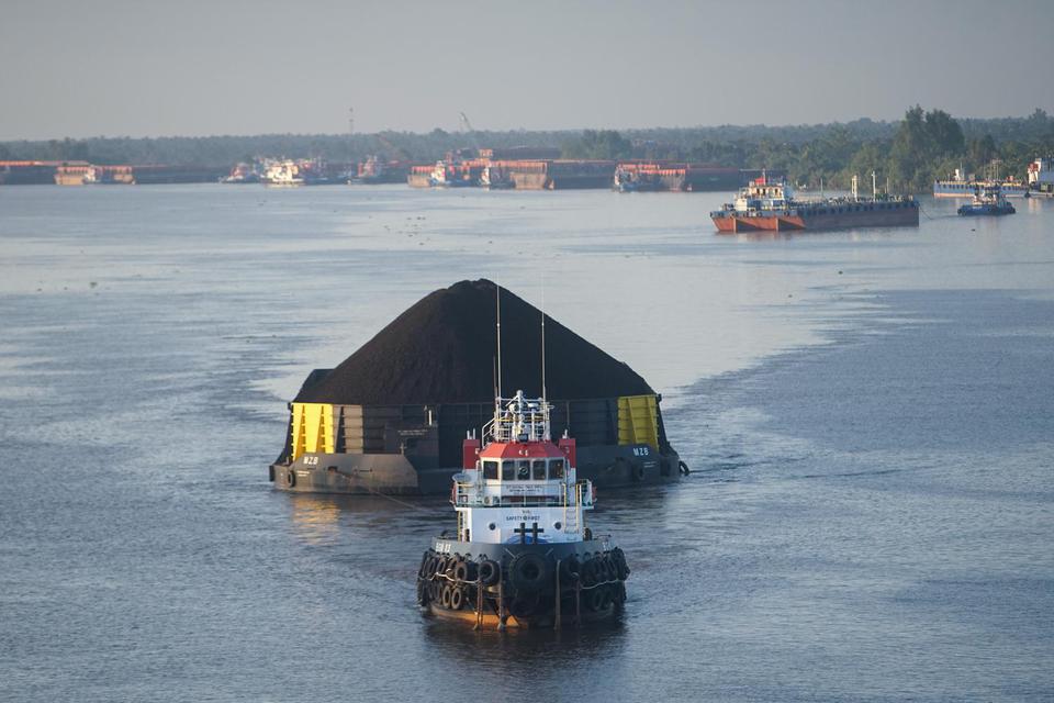 Kapal tongkang pengangkut batu bara melintas di Sungai Barito, Kabupaten Barito Kuala, Kalimantan Selatan, Sabtu (13/6/2020). Kementerian Energi dan Sumber Daya Mineral (ESDM) mencatat realisasi produksi batu bara hingga Mei 2020 mencapai 228 juta ton, at