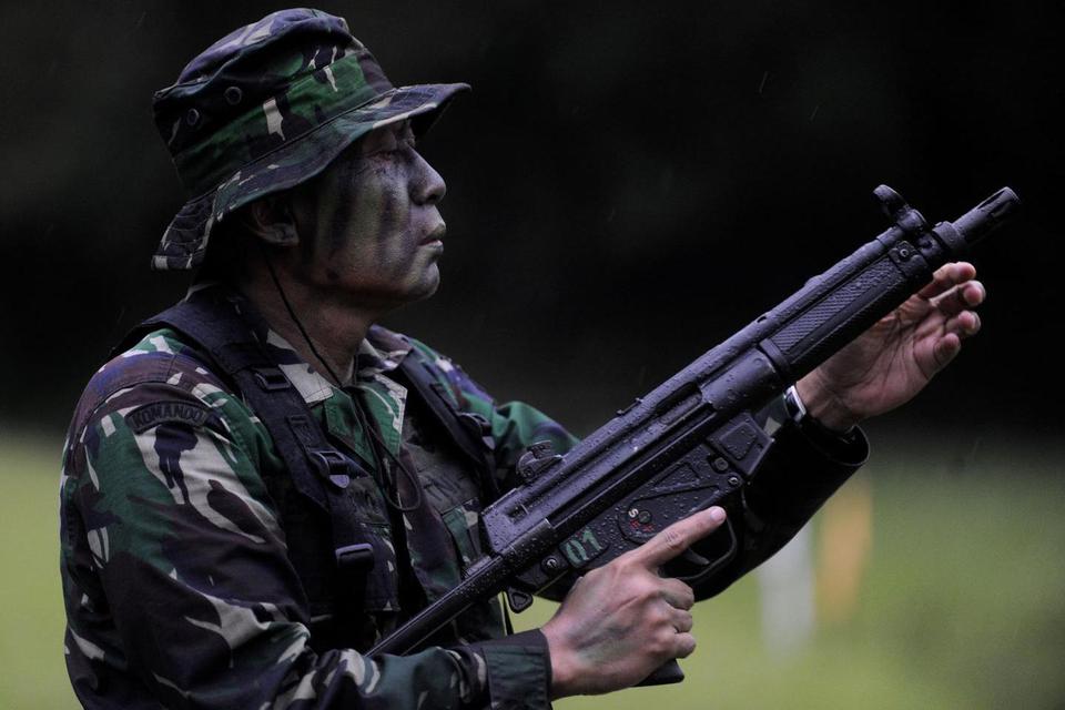 ARSIP FOTO: Pangdam III/Siliwangi Mayjen TNI Pramono Edhie Wibowo menyelesaikan ujian menembak di Makodif-I Kostrad Cilodong, Bogor pada Rabu (6/10/2010). Mantan KSAD Jenderal TNI (Purn) Pramono Edhie Wibowo, meninggal dunia pada Sabtu (13/6/2020) di RSUD