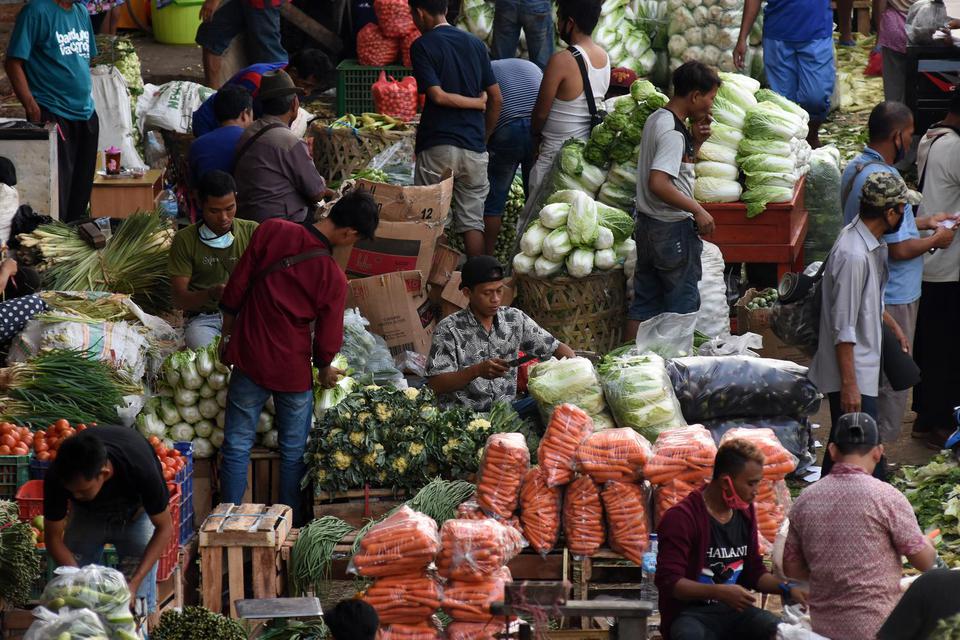 Pedagang mendistribusikan buah di Pasar Induk Kramat Jati, Jakarta, Minggu (14/6/2020). Anggota Tim Komunikasi Publik Gugus Tugas Percepatan Penanganan COVID-19 Reisa Broto Asmoro mengatakan pasar tradisional rentan menjadi tempat penularan COVID-19 salah