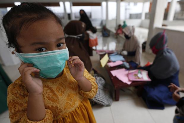 Seorang balita memakai masker di Pos Pelayanan Keluarga Berencana-Kesehatan Terpadu (Posyandu), Desa Ilie, Banda Aceh, Aceh, Selasa (16/6/2020). Pemerintah mulai mengaktifkan posyandu desa yang sempat terhenti sejak penetepan status darurat pandemi COVID-
