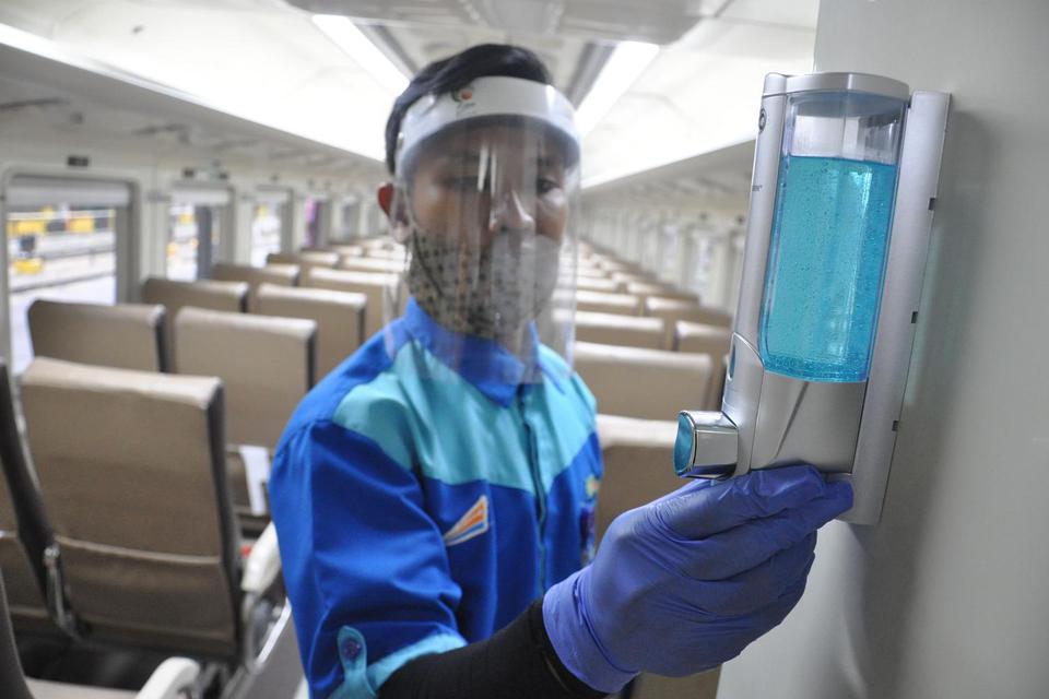 Petugas PT KAI memeriksa fasilitas hand sanitizer yang disediakan bagi para penumpang di dalam gerbong kereta api di Stasiun Besar Kereta Api Medan, Sumatera Utara, Rabu (17/6/2020). 