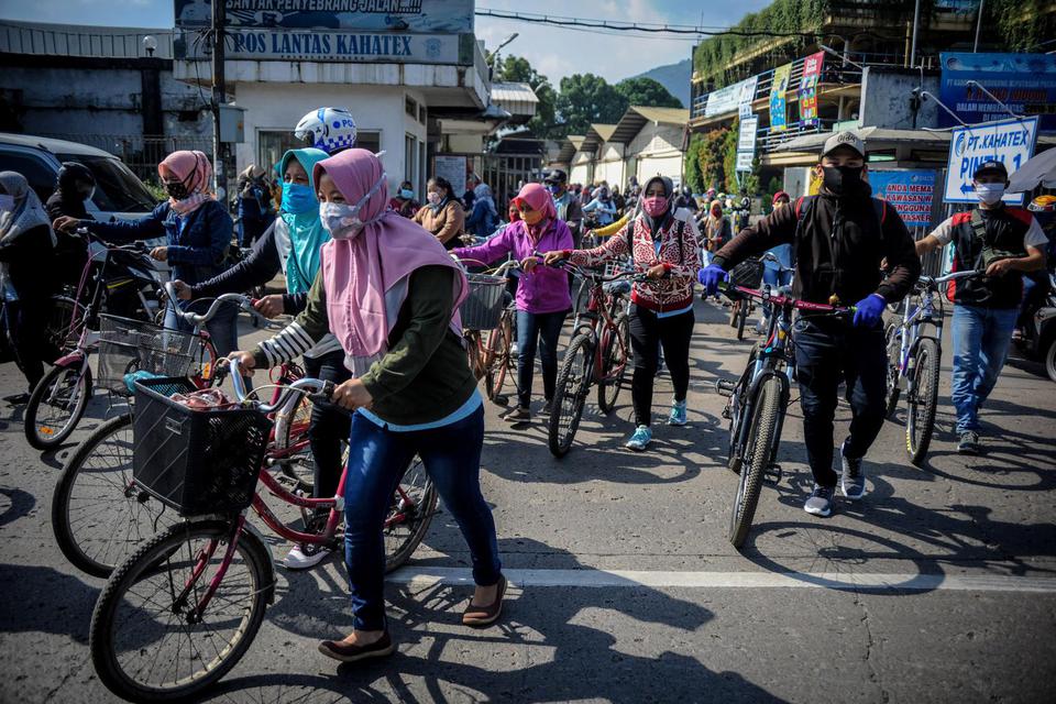 Sejumlah pegawai PT Kahatex berjalan keluar kawasan pabrik di Kabupaten Sumedang, Jawa Barat, Rabu (17/6/2020). 