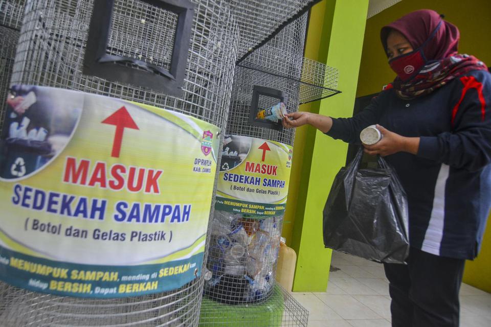 Wahana Lingkungan Hidup Indonesia (Walhi), Jakarta melihat tiga calon gubernur dan wakil gubernur (cagub-cawagub) Jakarta tidak memiliki strategi yang matang dalam penanganan permasalahan sampah di ibu kota. 