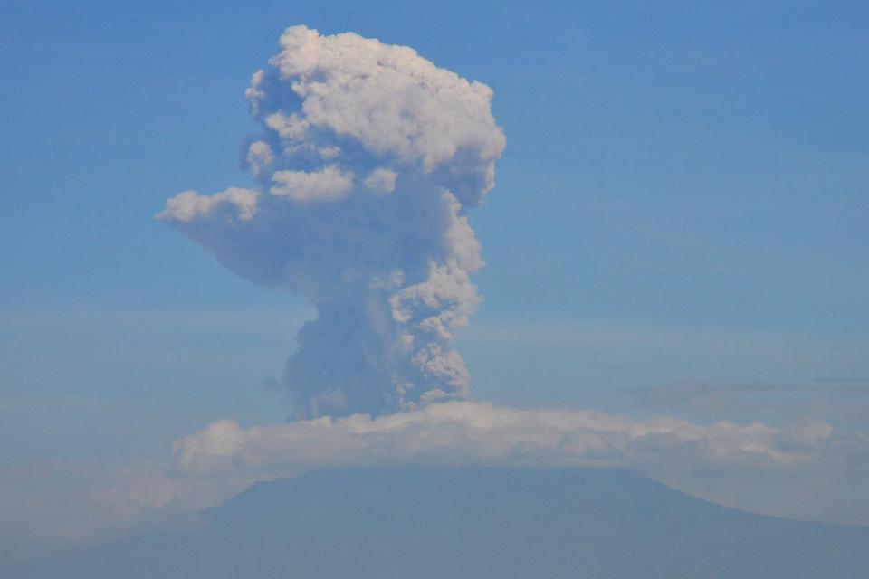 Erupsi Gunung Merapi terlihat dari Kismoyoso, Ngemplak, Boyolali, Jawa Tengah, Minggu (21/6/2020). Gunung Merapi mengalami erupsi pada pukul 09.13 WIB dengan aplitudo 75 mm, dengan durasi letusan 328 detik dan tinggi kolom erupsi kurang lebih 6.000 meter 