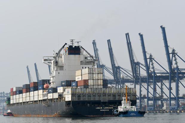 Sebuah kapal bermuatan peti kemas melakukan peran pemanduan oleh kapal tunda saat akan bersandar di Pelabuhan Jakarta International Container Terminal (JICT), Tanjung Priok, Jakarta, Rabu (24/6/2020). 