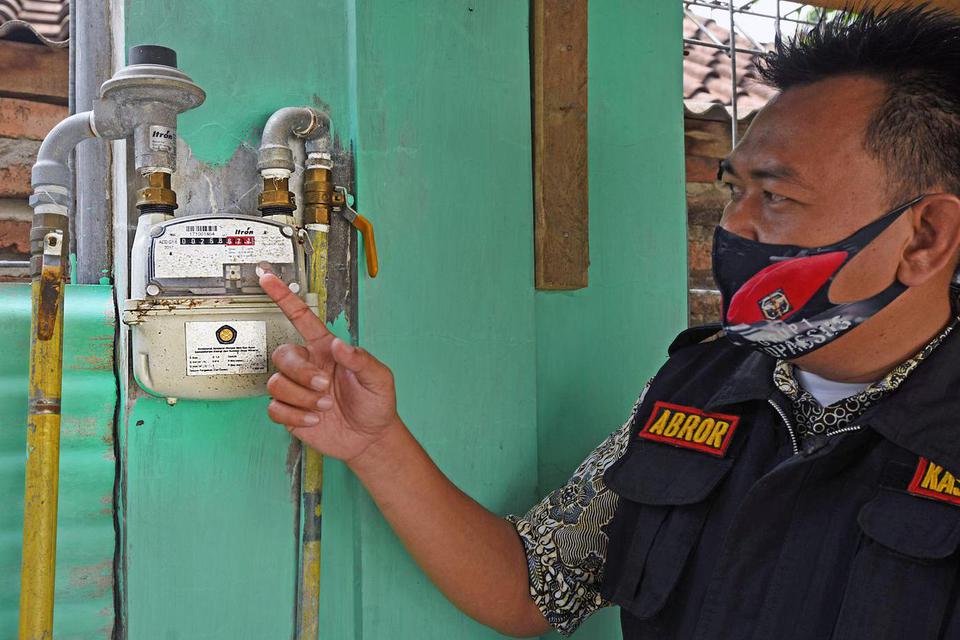 Petugas menunjukan angka pemakaian gas saat sosialisasi kepada warga yang baru mendapat sambungan gas rumah tangga di Kramatwatu, Serang, Banten, Sabtu (27/6/2020). Perusahaan Gas Negara (PGN) menargetkan perluasan jaringan gas rumah tangga tahap 2 di wil