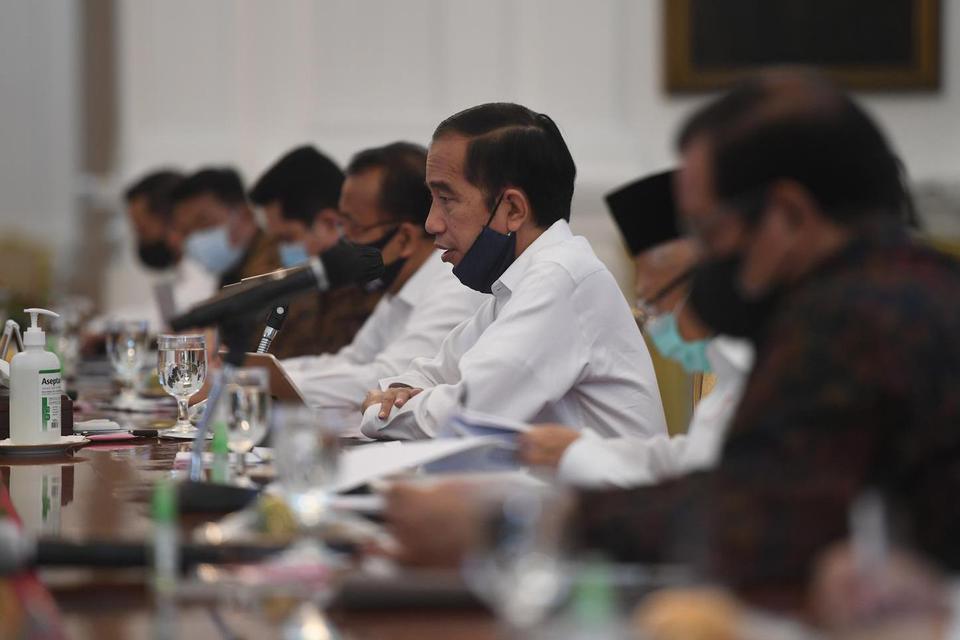Presiden Joko Widodo (tengah) memimpin rapat kabinet terbatas mengenai percepatan penanganan dampak pandemi COVID-19 di Istana Merdeka, Jakarta, Senin (29/6/2020).