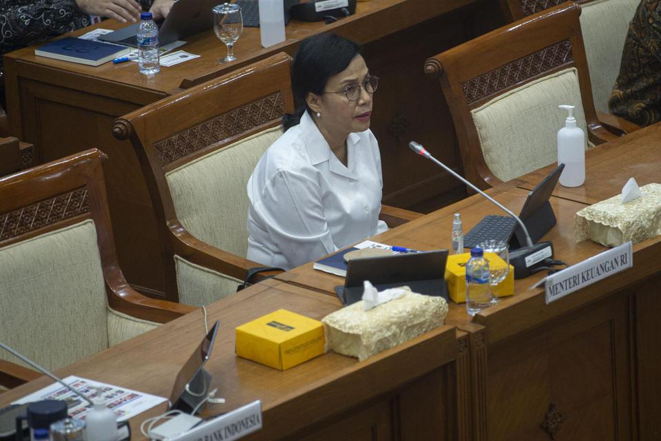 Menteri Keuangan Sri Mulyani Indrawati memberikan paparan saat rapat kerja bersama Komisi XI DPR di Kompleks Parlemen, Senayan, Jakarta, Senin (29/6/2020). Dalam rapat tersebut Menkeu bersama anggota Komite Sistem Stabilitas Keuangan (KSSK) memaparkan kep