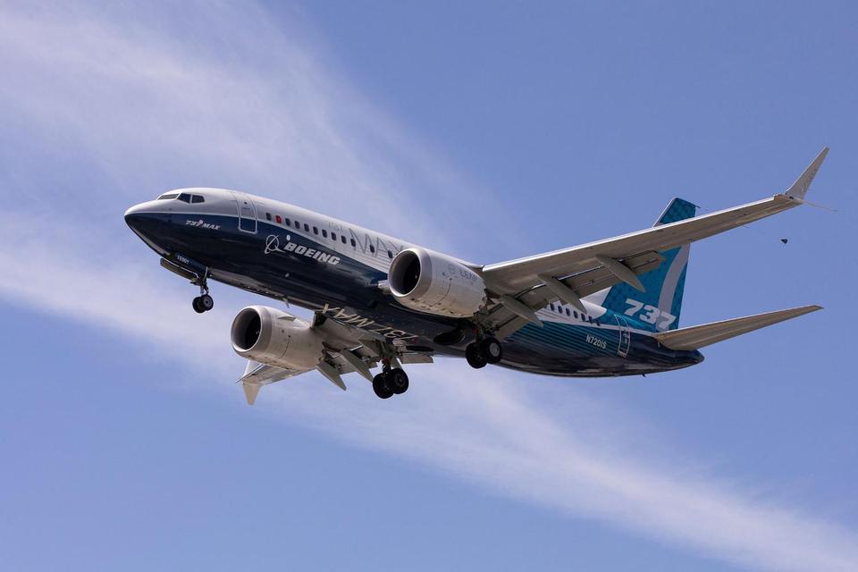 Pesawat Boeing 737 MAX mendarat setelah uji coba penerbangan di Boeing Field di Seattle, Washington, Amerika Serikat, Senin (29/6/2020).