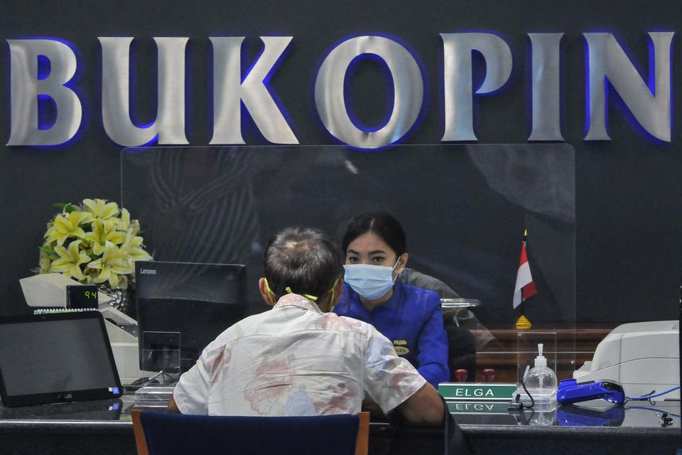 Suasana pelayanan nasabah di kantor pusat Bank Bukopin, MT Haryono, Jakarta Selatan, Rabu (1/7/2020). Otoritas Jasa Keuangan (OJK) memberikan pernyataan efektif pelaksanaan Penawaran Umum Terbatas kelima (PUT V) PT Bank Bukopin Tbk, melalui penerbitan sah