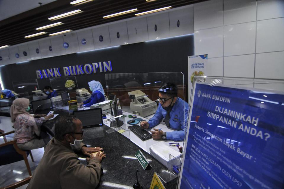 Ilustrasi, karyawan PT Bank Bukopin Tbk melayani nasabah. Bank Bukopin menyatakan tidak akan mengubah fokus bisnis di segmen UMKM meski Kookmin Bank menjadi pengendali.