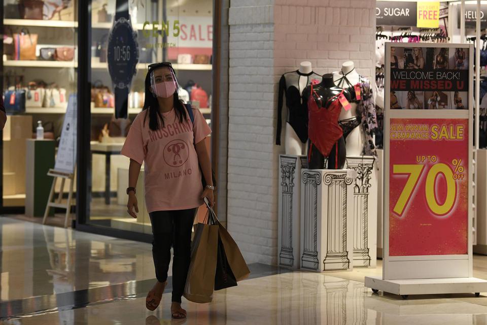 Pengunjung menenteng tas belanja saat mengunjungi Mall Grand Indonesia, Jakarta, Rabu (1/7/2020). Mulai 1 Juli 2020, Pemerintah Provinsi (Pemprov) DKI Jakarta melarang penggunaan kantong plastik sekali pakai di pusat perbelanjaan, toko swalayan, dan pasar