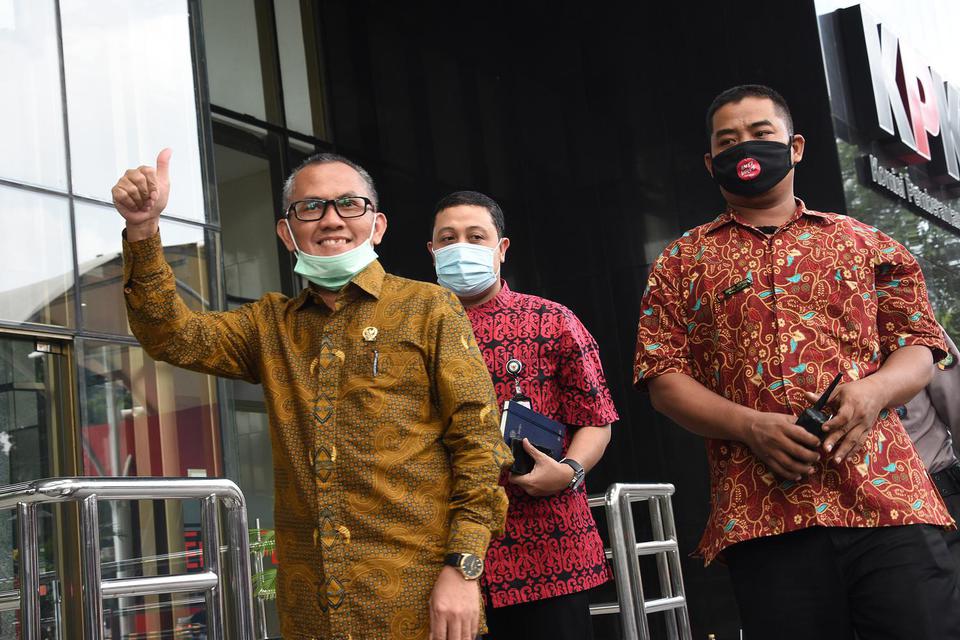 Ketua Komisi Yudisial Jaja Ahmad Jayus (kiri) menyapa wartawan saat tiba untuk menemui Pimpinan KPK di Gedung KPK, Jakarta, Jumat (3/7/2020). 