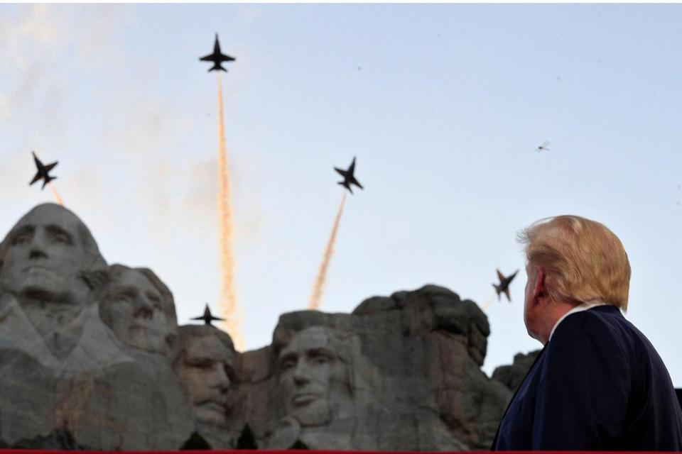 Ilustrasi, Presiden AS Donald J. Trump menyaksikan tim aerobatik AU Blue Angels. AS membukukan pesanan penjualan alutsista senilai Rp 464 triliun di wilayah Indo-Pasifik pada Juli 2020.