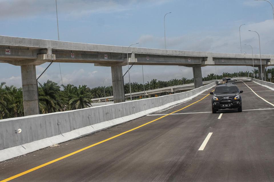 Kendaraan rombongan Forkopimda Riau melintas di Jalan tol Pekanbaru-Dumai saat meninjau langsung pembangunan dan kesiapan tol Pekanbaru-Dumai di Pekanbaru, Riau, Sabtu (4/7/2020). Progres proyek pembangunan Tol Pekanbaru-Dumai sepanjang 131 km ini dinilai